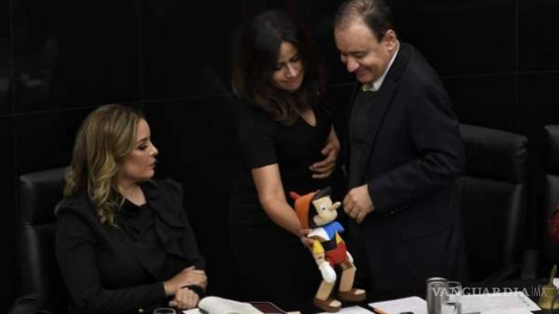 'Piense antes de mentir'... Senadora del PAN regala Pinocho a Alfonso Durazo durante su comparecencia (video)