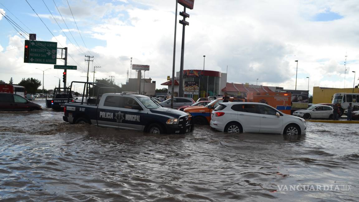 Inunda tromba sur de Saltillo; autoridades reportan saldo blanco