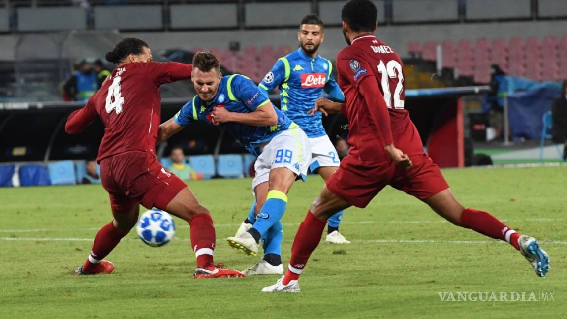 Delantero del Napoli Arkadiusz Milik es asaltado tras partido ante el Liverpool