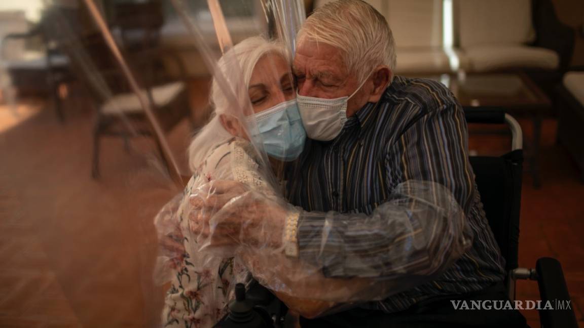 Abrazos y besos a través de un plástico así son las visitas a los asilos para ancianos en España