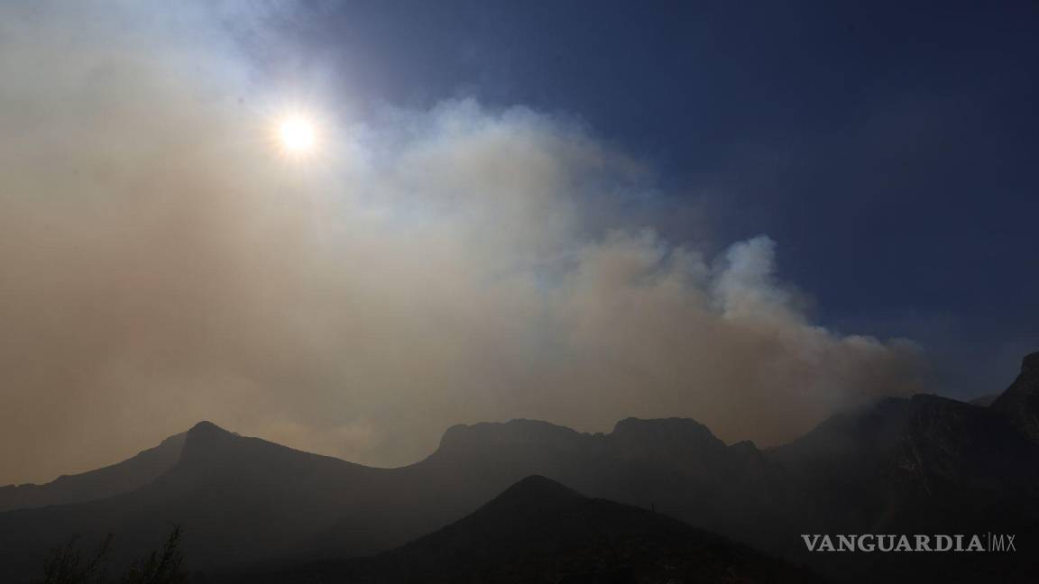 $!Saltillo, Coahuila 19 de mayo de 2022. Continúa el fuerte incendio en el cañón de San Lorenzo, en la Sierra de Zapaliname.
