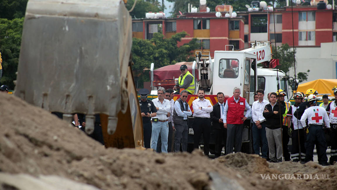 'Arreglan' socavón en el Paso Express, lo tapan pero no cambian tubería, acusan