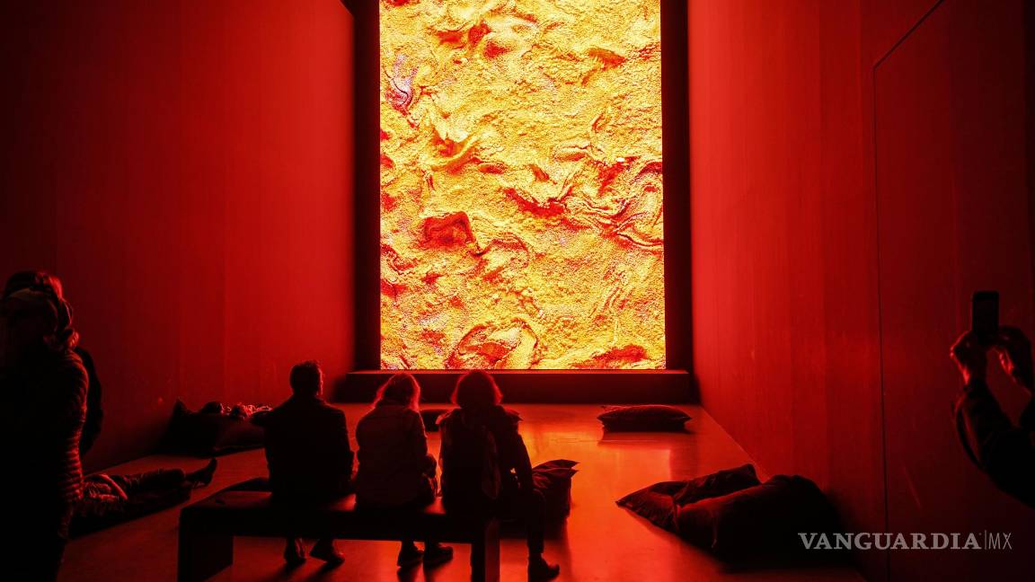 $!Vsitantes observan un cuadro creado con inteligencia artificial en la exposición “Refik Anadol. Alucinaciones de máquinas” en Düsseldorf, Alemania.