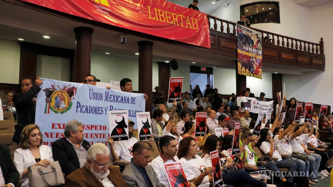 $!Se manifiestan contra la tauromaquia en el Congreso de Coahuila; hay opiniones encontradas
