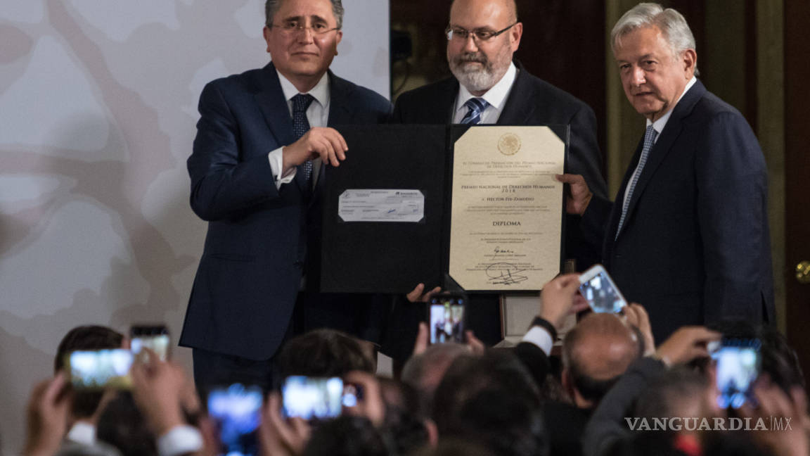 AMLO entrega a Héctor Fix Zamudio el premio Nacional de los Derechos Humanos 2018