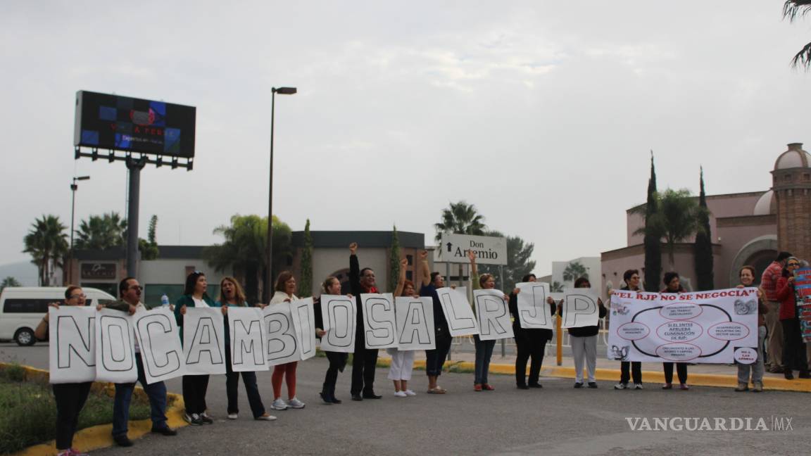 $!Protestan trabajadores del IMSS en Saltillo por posible eliminación de jubilaciones