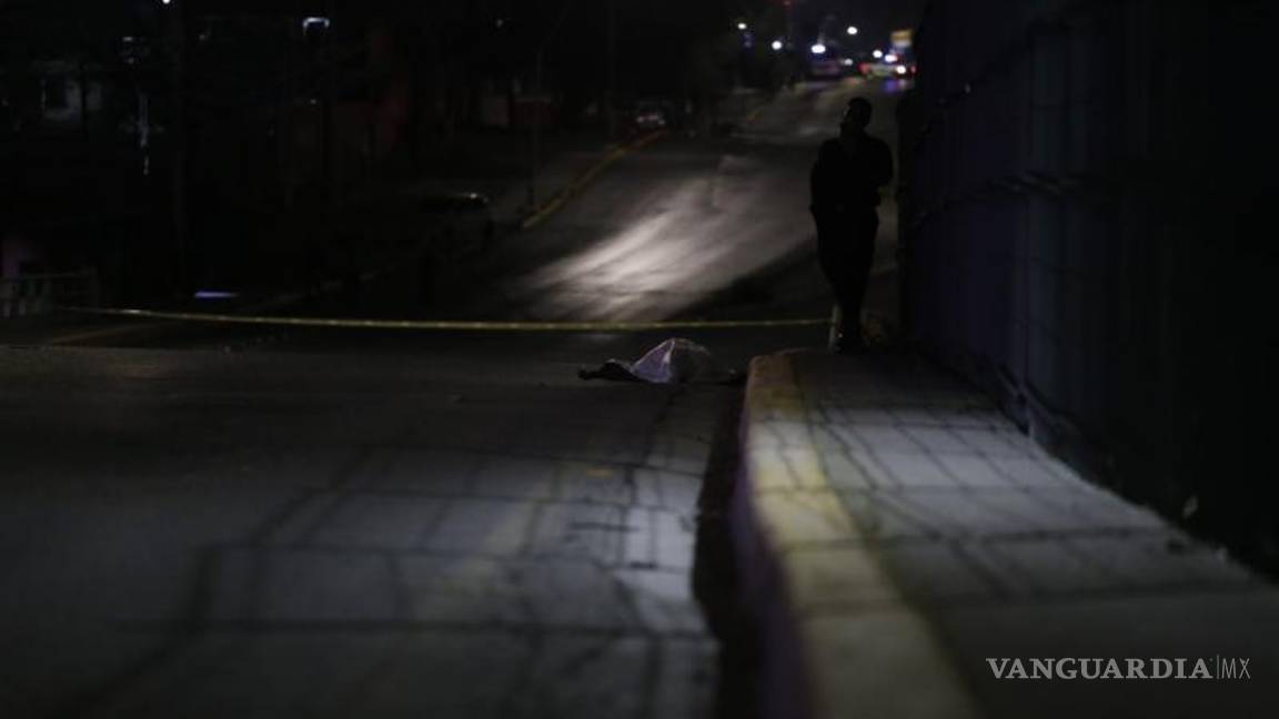 $!El cuerpo del hombre permaneció abandonado en el lugar de los hechos hasta que fue reportado.