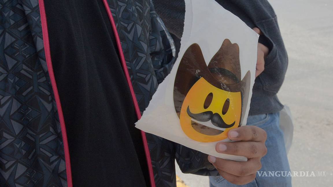 $!Grupo de jóvenes pegan calcas en Saltillo; aseguran que Guadiana los envió a hacer propaganda