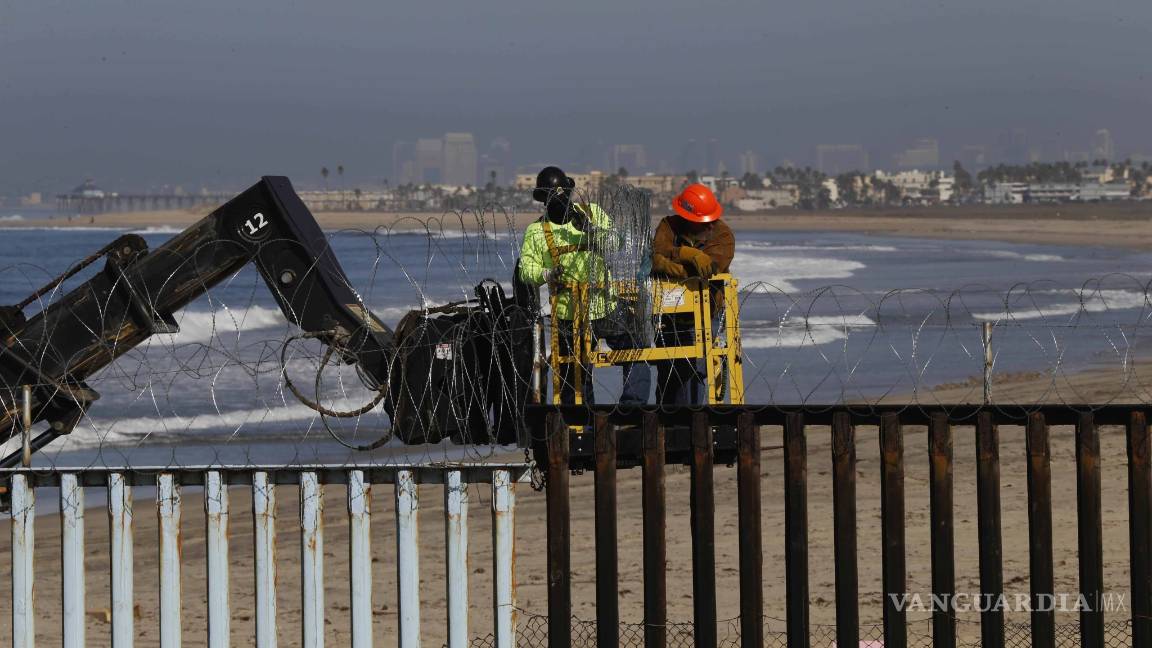 $!Militares estadounidenses y un muro frenan a migrantes en Tijuana