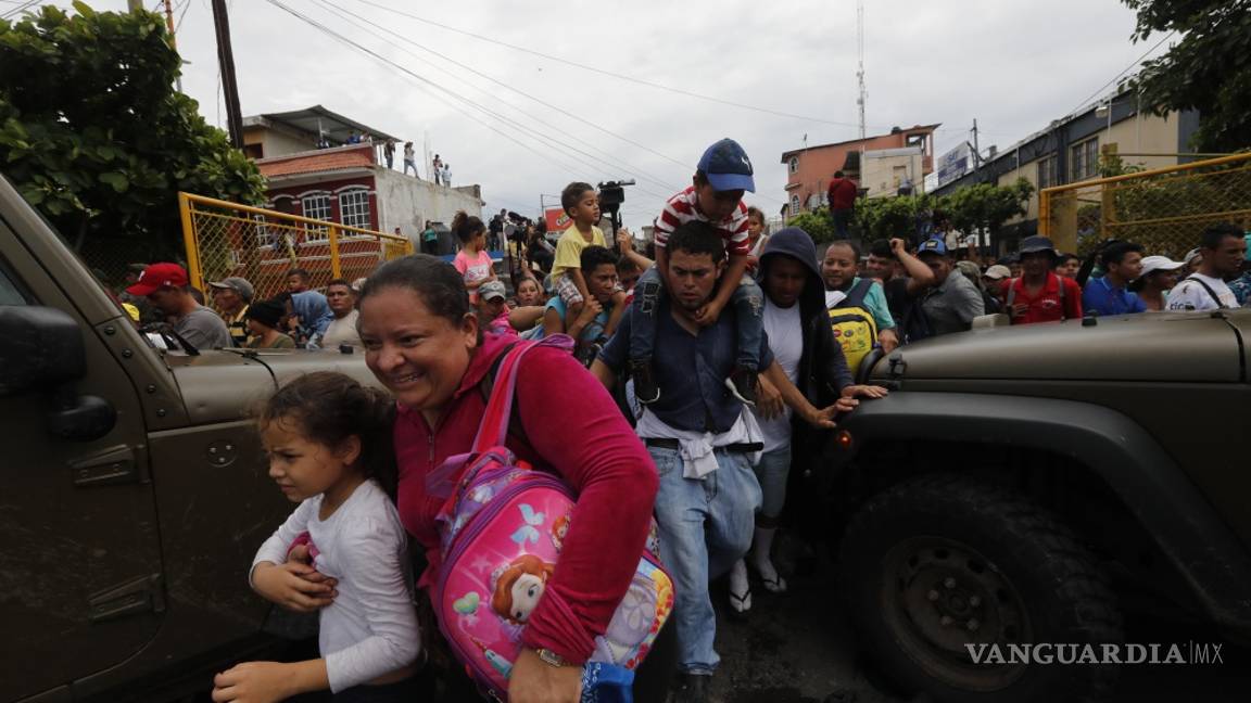 $!Caos y heridos, caravana migrante rompe cerco y cruza frontera con México (Fotogalería)