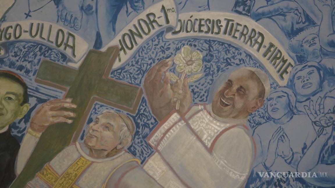 $!Una imagen del papa Francisco en el techo de la Catedral Basílica Santa María la Antigua de Panamá este lunes, en la Ciudad de Panamá (Panamá).