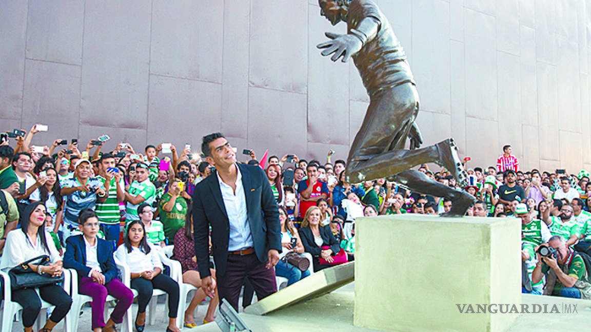 Oswaldo Sánchez es un ‘Santo Inmortal’; develan estatua en el TSM