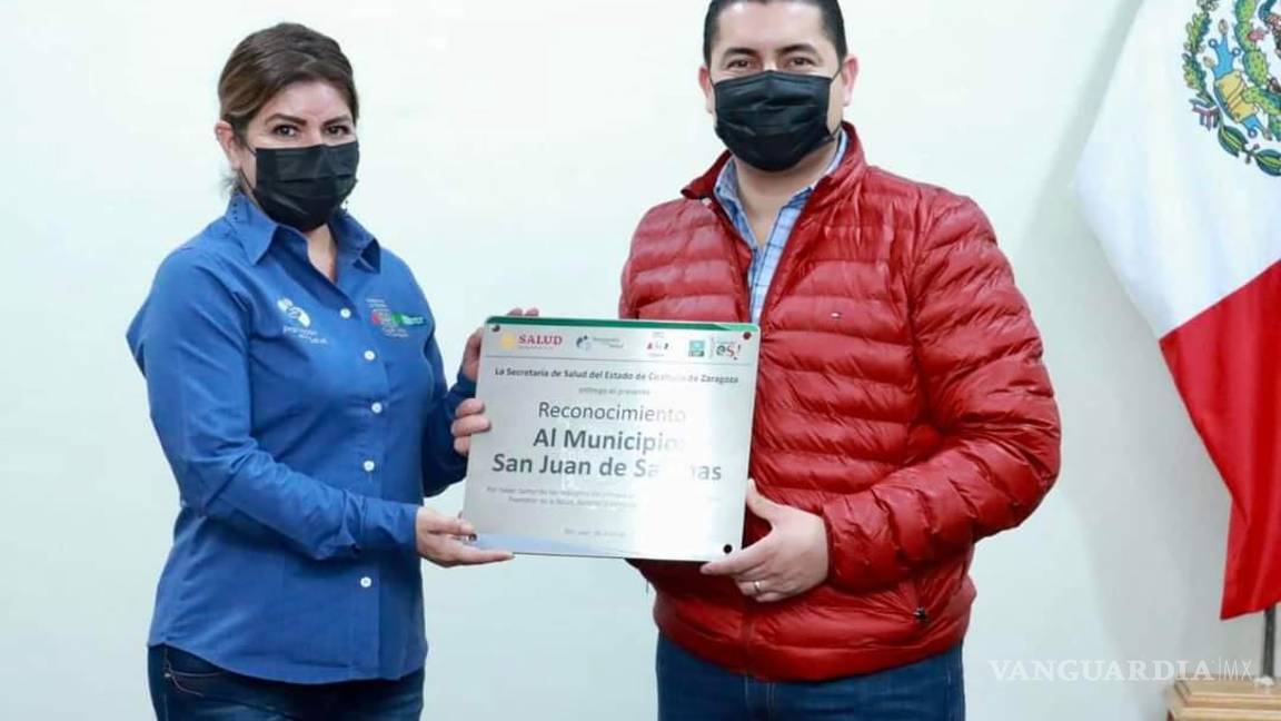 $!El alcalde Julio Iván Long Hernández recibió de manos de la Dra. Leticia Sosa Hernández la placa correspondiente. Cortesía