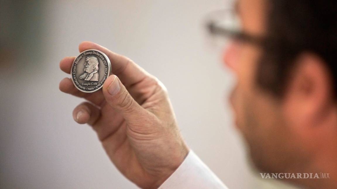 $!Acuñan una moneda con la imagen de Donald Trump en Jerusalén
