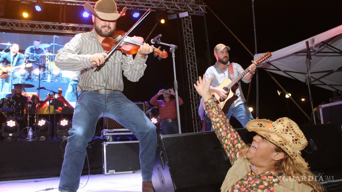 Arranca el Festival de Rodeo Saltillo con música country