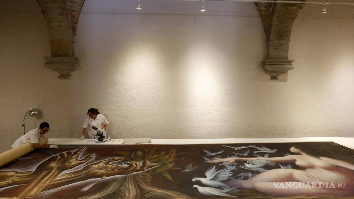 Mira cómo restauran ‘La Guerra y La Paz’, un mural de 15 metros, del pintor mexicano Gabriel Flores (fotos)