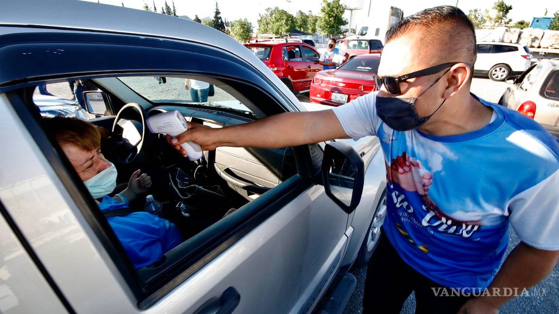 $!Escuchan saltillenses misa al aire libre sobre sus vehículos en estacionamiento de Cristo Vive