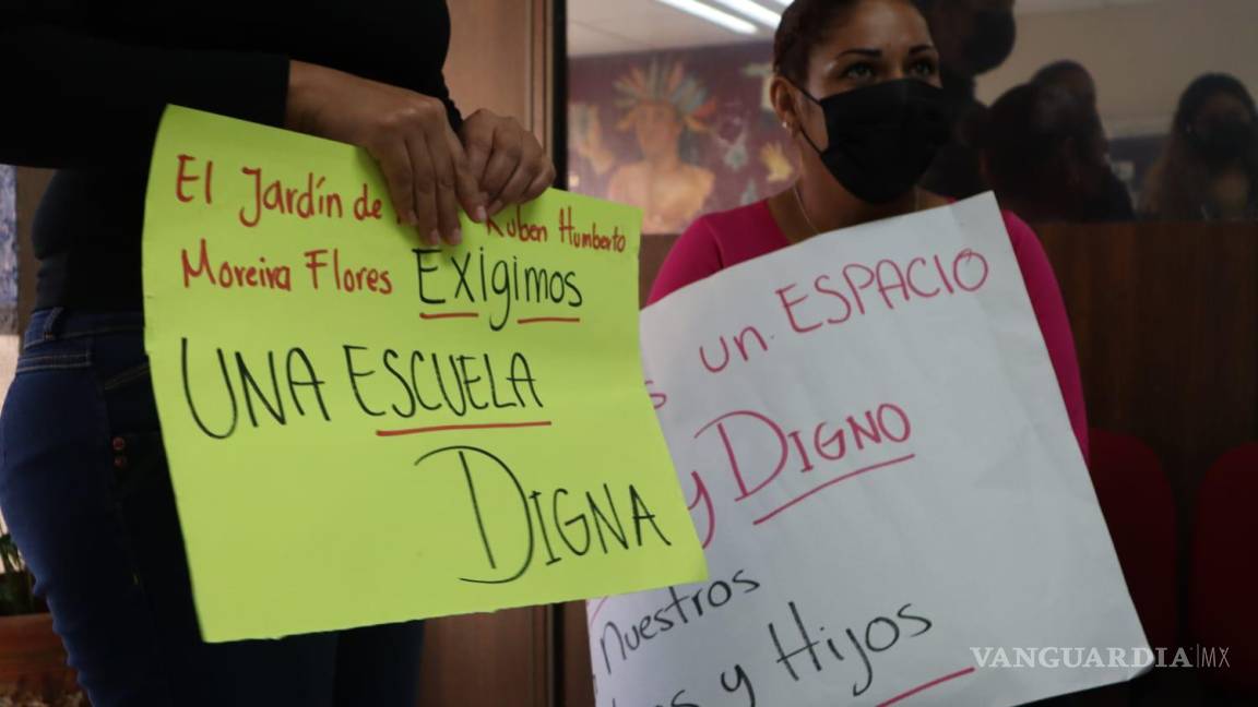 Protestan mamás en SEDU para solicitar rehabilitación de escuelas en Saltillo