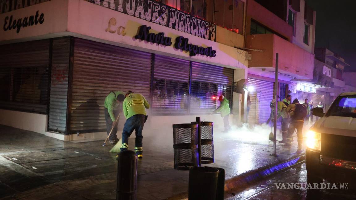 $!Las labores se realizan en horario nocturno, aprovechando el menor flujo peatonal y el cierre de comercios.