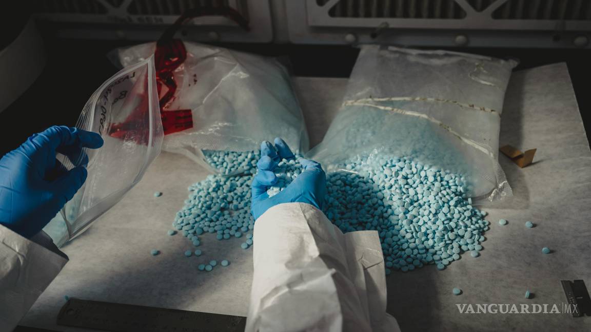 $!Un químico de Aduanas y Protección Fronteriza examina pastillas sospechosas de fentanilo incautadas en el puerto de entrada de Otay Mesa, en el sur de California.