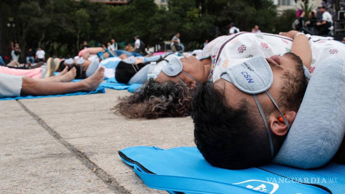 $!Aspectos de la Siesta Masiva que se realiza en las inmediaciones del Monumento a la Revolución en el marco del Día Mundial del Sueño.