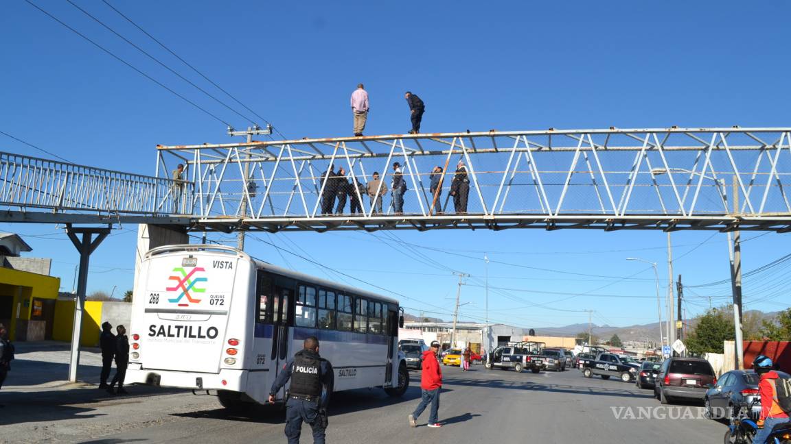 En 10 minutos policías de Saltillo evitan que hombre se arroje de puente; ciudadanos también se unieron para salvarlo