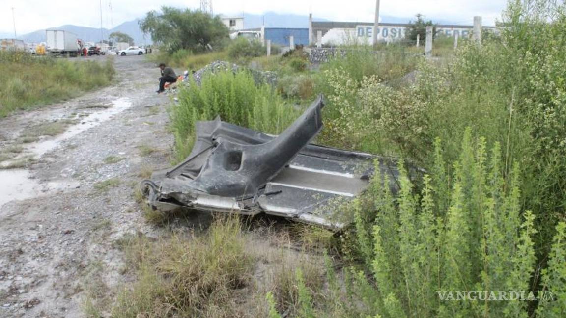 $!La valla metálica en la carretera federal 57, quedó destruida por el impacto del tráiler, que se desvió de su ruta debido al pavimento mojado.