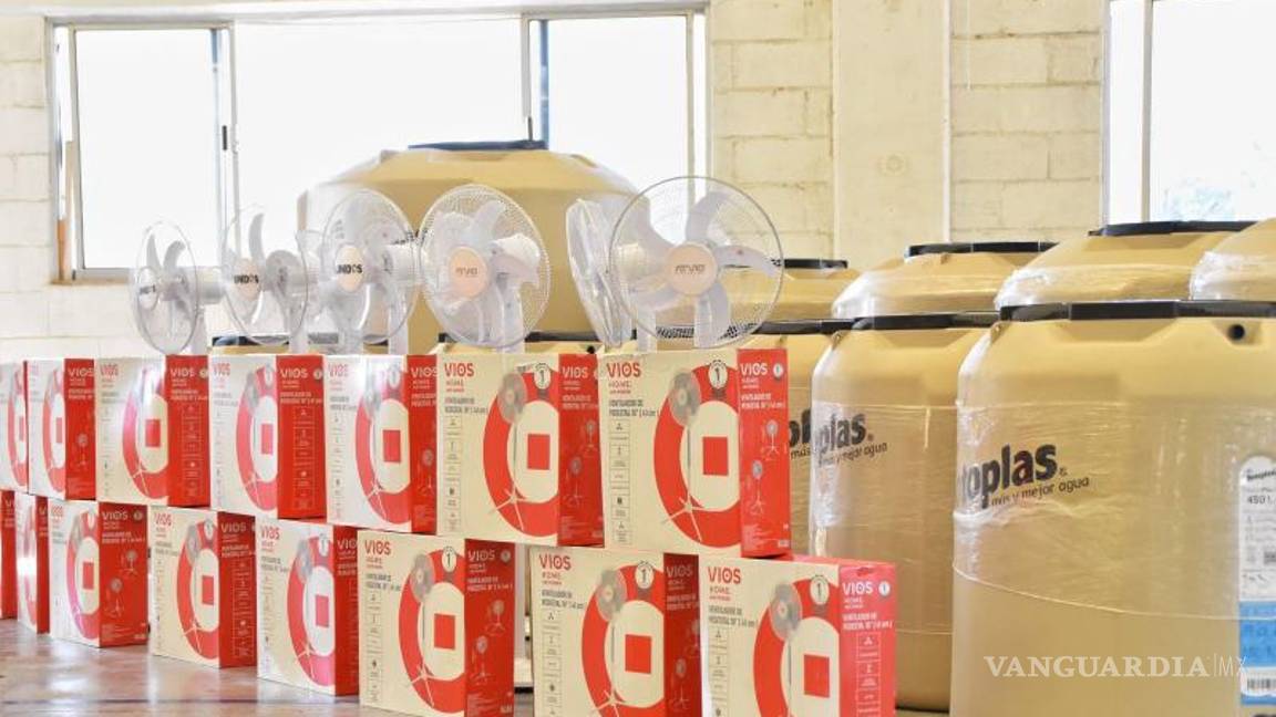 $!Representantes de Unidos entregaron abanicos, focos ahorradores y tinacos a las familias de Cuatro Ciénegas.