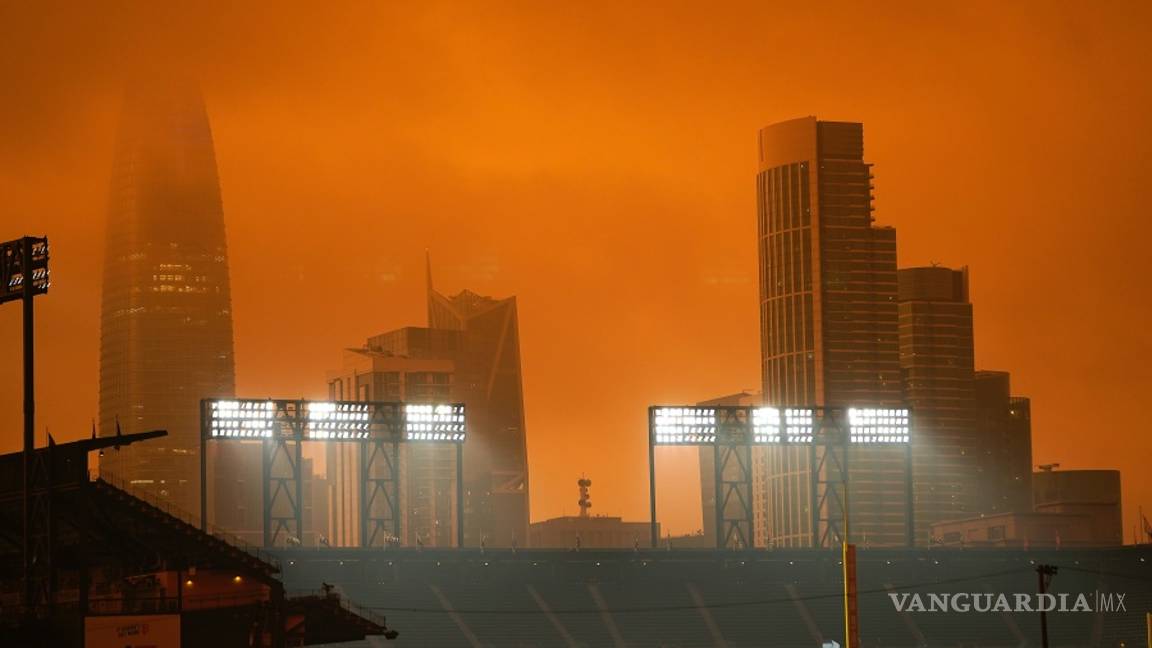 $!Incendios forestales pintan de un color naranja apocalíptico el cielo de San Francisco