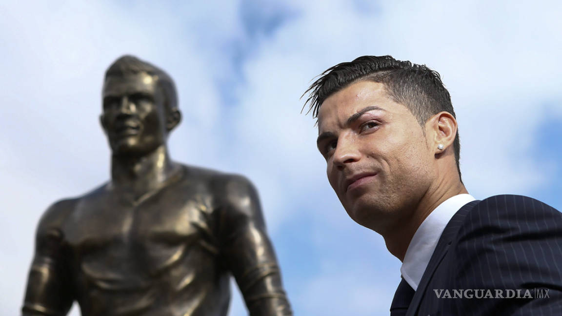 Pintan el 10 de Messi a estatua de Cristiano Ronaldo