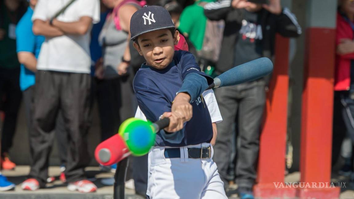 AMLO se pone 'guapo' con el beisbol y realiza promoción del deporte rey en escuelas primarias