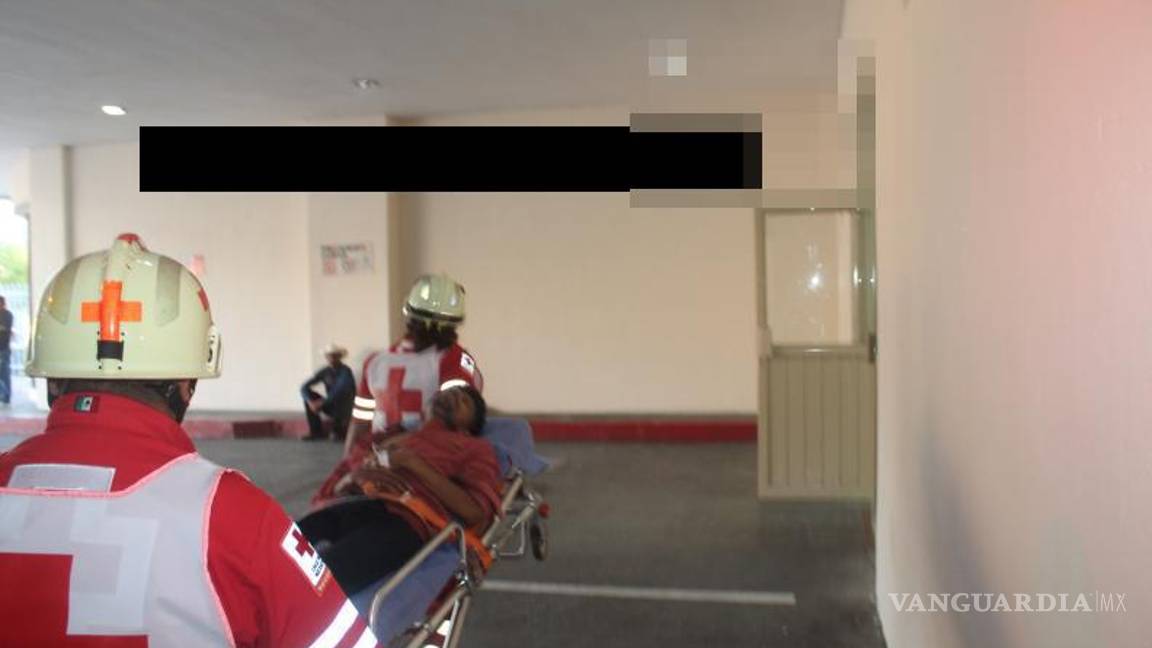 $!Paramédicos de la Cruz Roja atendieron al hombre señalado tras ser agredido por vecinos.