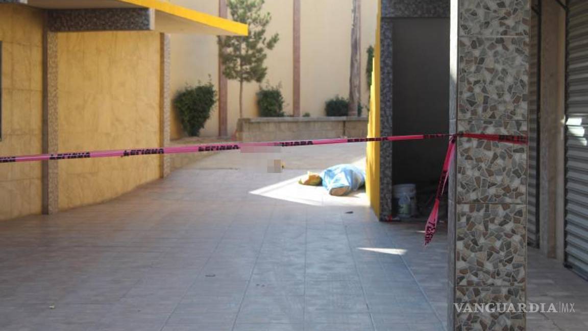 $!Personal de la Fiscalía General del Estado aseguró diversos indicios en el área, entre ellos una bolsa amarilla con objetos y una cachucha beige.