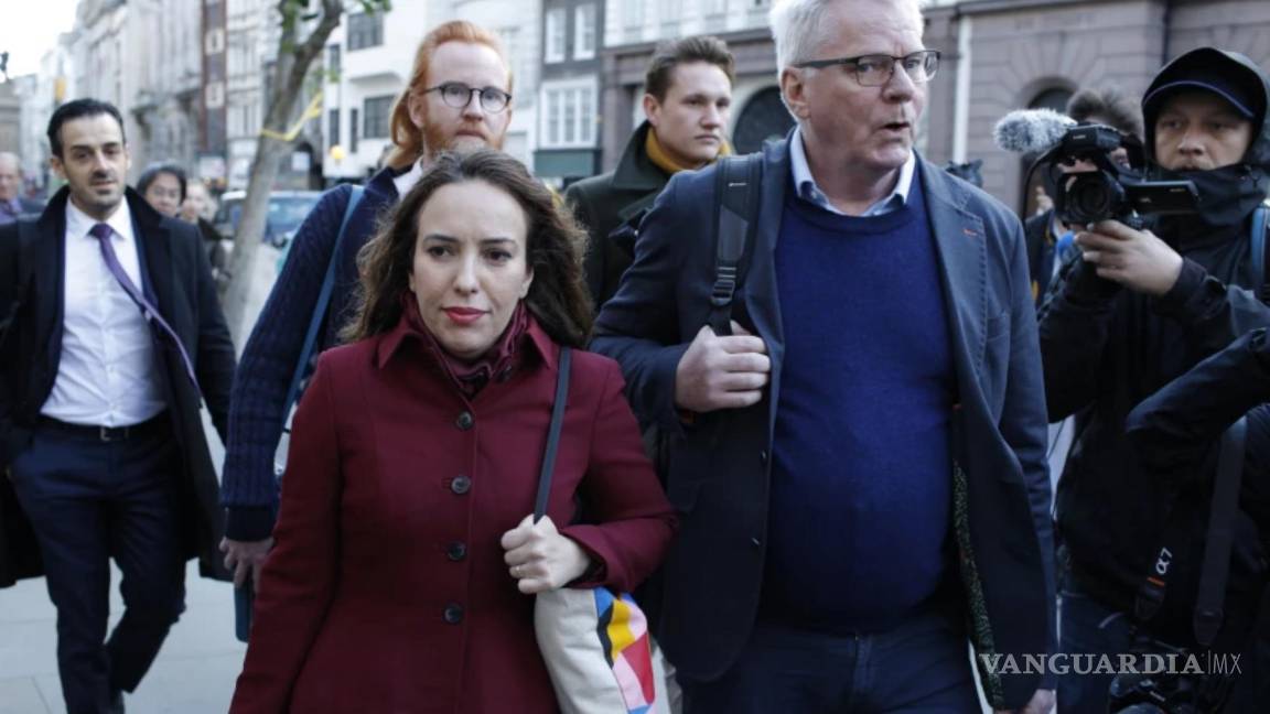 $!Stella Moris, socia de Julian Assange, llega al Tribunal Superior junto con la editora en jefe de WikiLeaks, Kristinn Hrafnsson, en Londres, el jueves 28 de octubre de 2021. AP/David Cliff