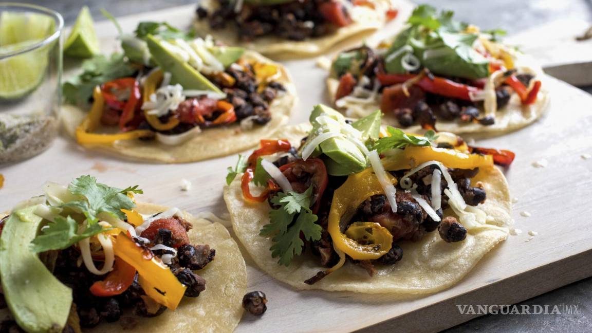 $!Tostadas en sartén con frijoles negros y pimientos.