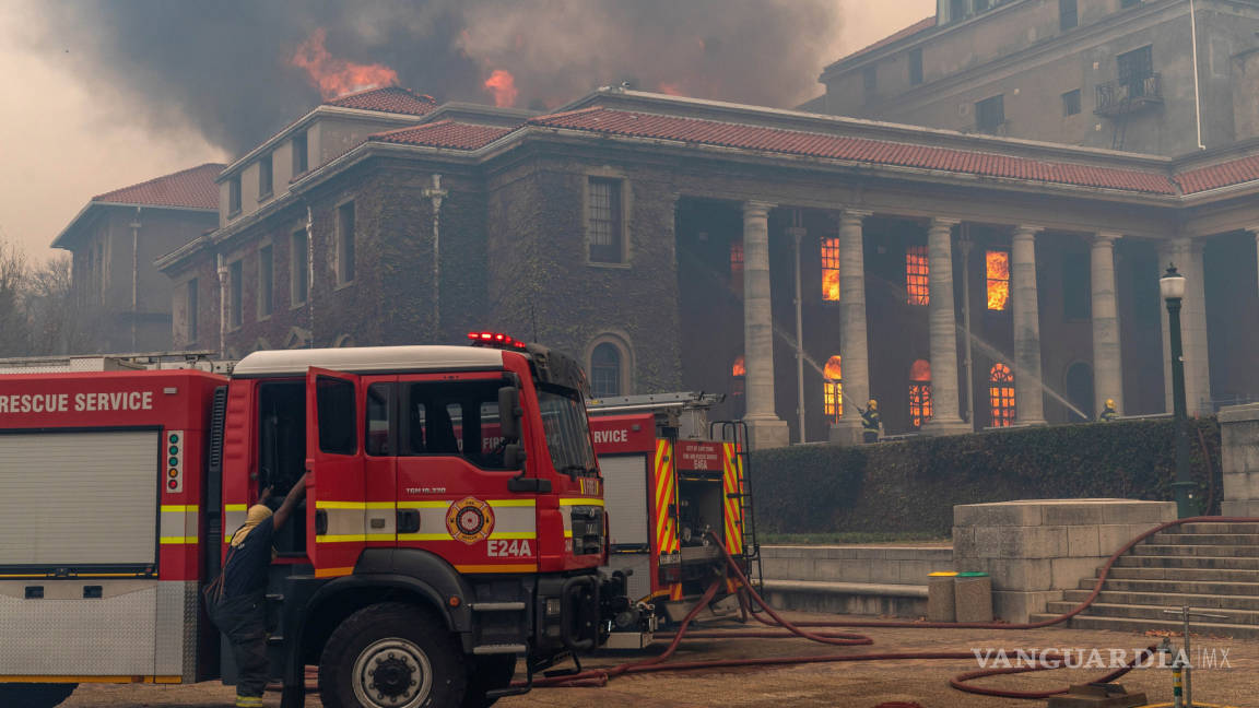 Destruye incendio histórica biblioteca en Sudáfrica