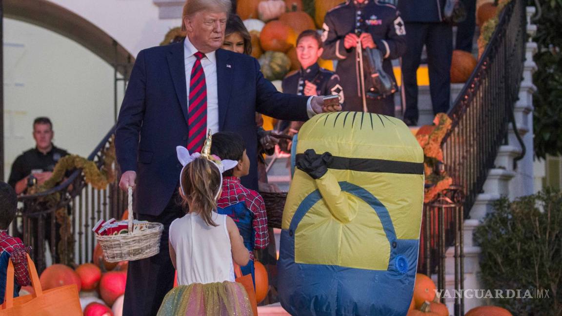 Donald Trump reparte dulces a niños por Halloween en la Casa Blanca
