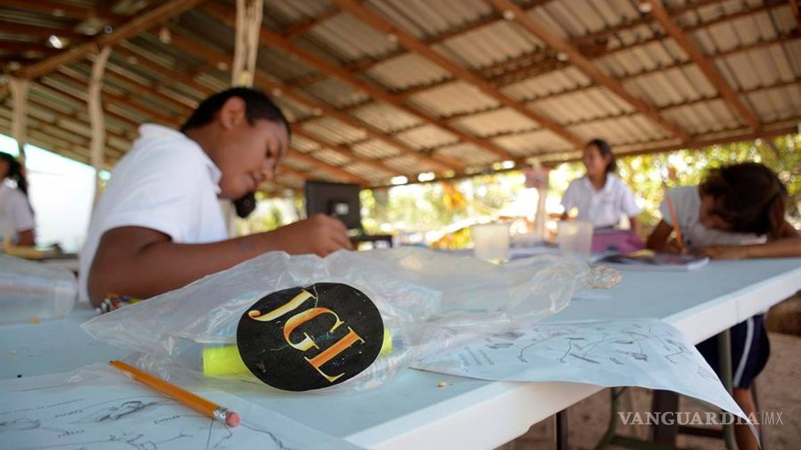 $!Equipan hijos de “El Chapo” Guzmán escuela completa en Sinaloa