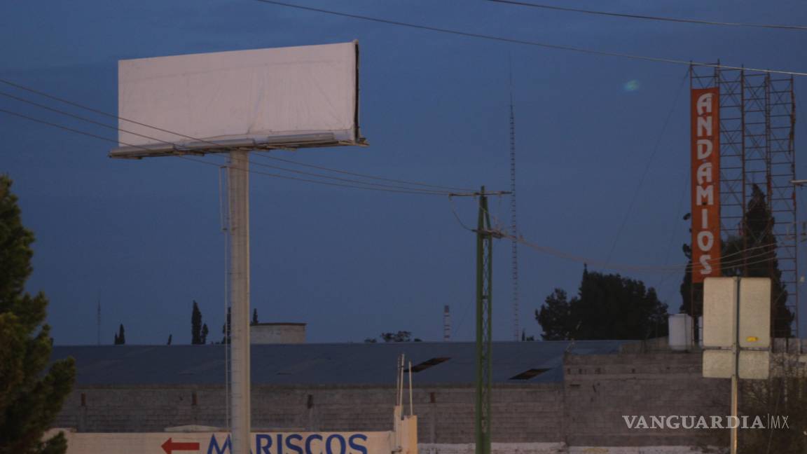 $!Aprovechan asueto para montar espectaculares en Saltillo