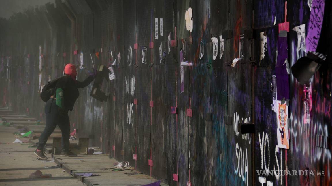 $!Estudiantes, empleadas y activistas marcharon vestidas de color morado, verde y negro con pancartas con las leyendas “Calladita no me veo”, “Estar de suerte ahora, es estar viva”, “Si mañana soy yo, quemen todo”.