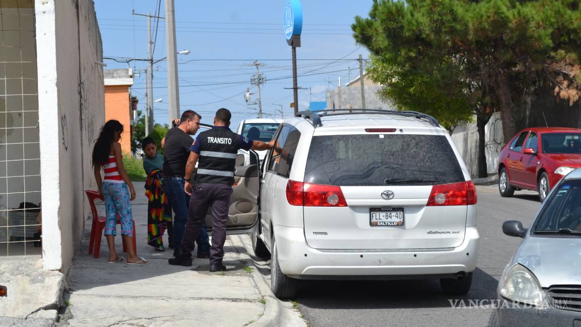 $!Hombre arma escena de celos a ex esposa y novio lo arrastra con su jeep en Saltillo