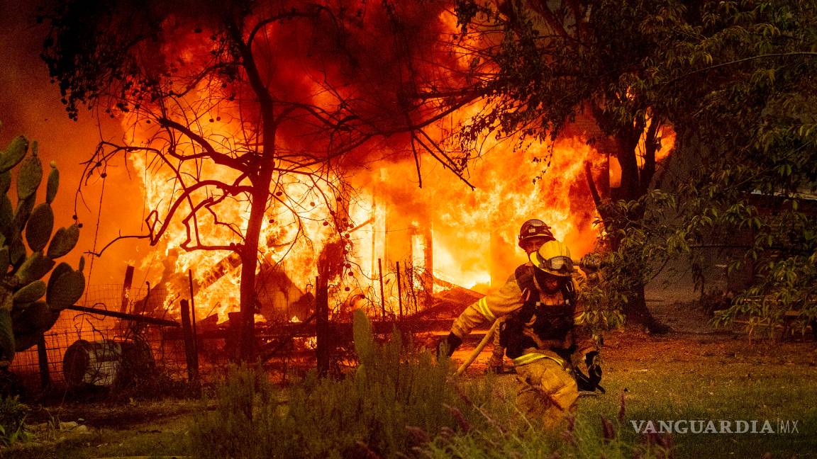$!Vientos dan vida a incendio en california