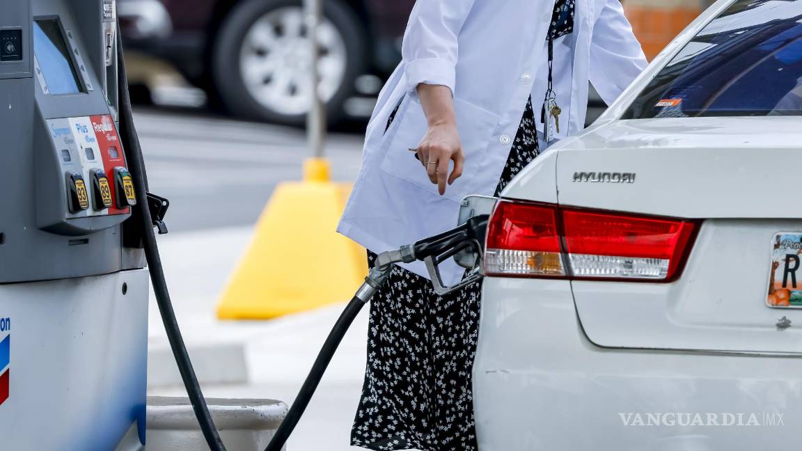 $!Un cliente llena su automóvil en una gasolinera en Decatur, Georgia (Estados Unidos).