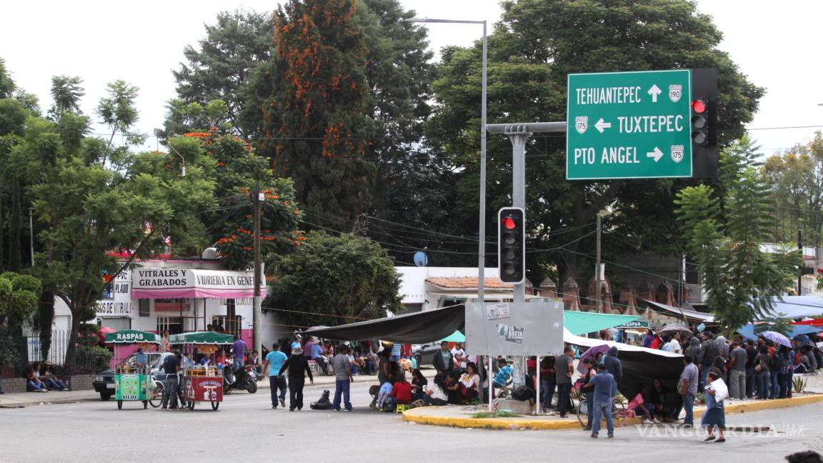 CNTE bloquea accesos al aeropuerto de Oaxaca