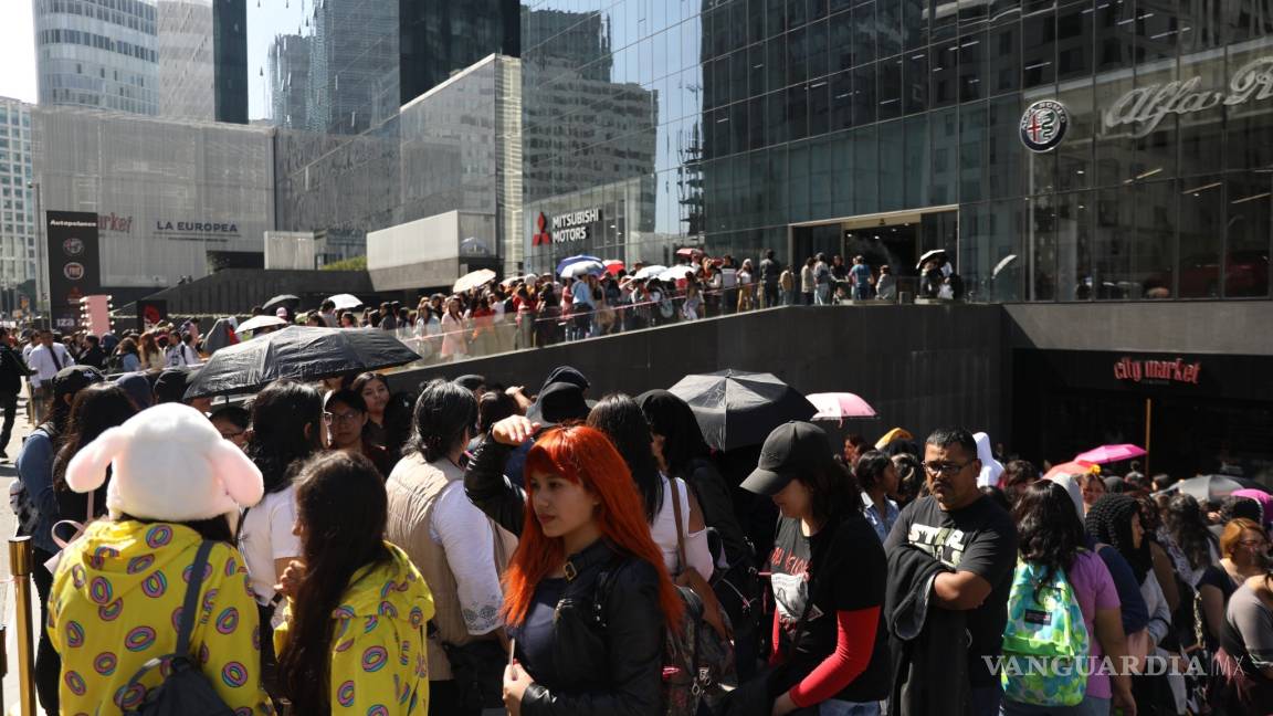 Fans hacen largas filas en la apertura de la tienda en México dedicada a la banda surcoreana BTS