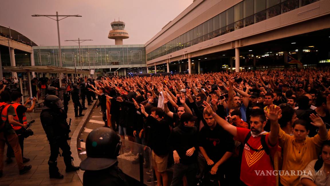 $!Catalanes toman las calles y colapsan el aeropuerto de Barcelona