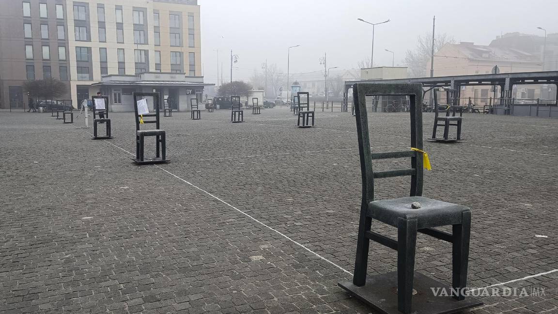 $!Plaza de los Héroes del Gueto, en Cracovia , Polonia, con varias filas de sillas metálicas como instalación artística que simboliza el saqueo de las casas de judíos.