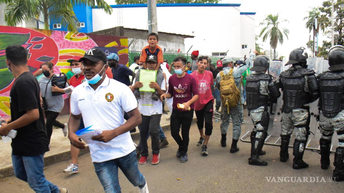 Bajo custodia de la GN, 800migrantes marchan en Chiapas