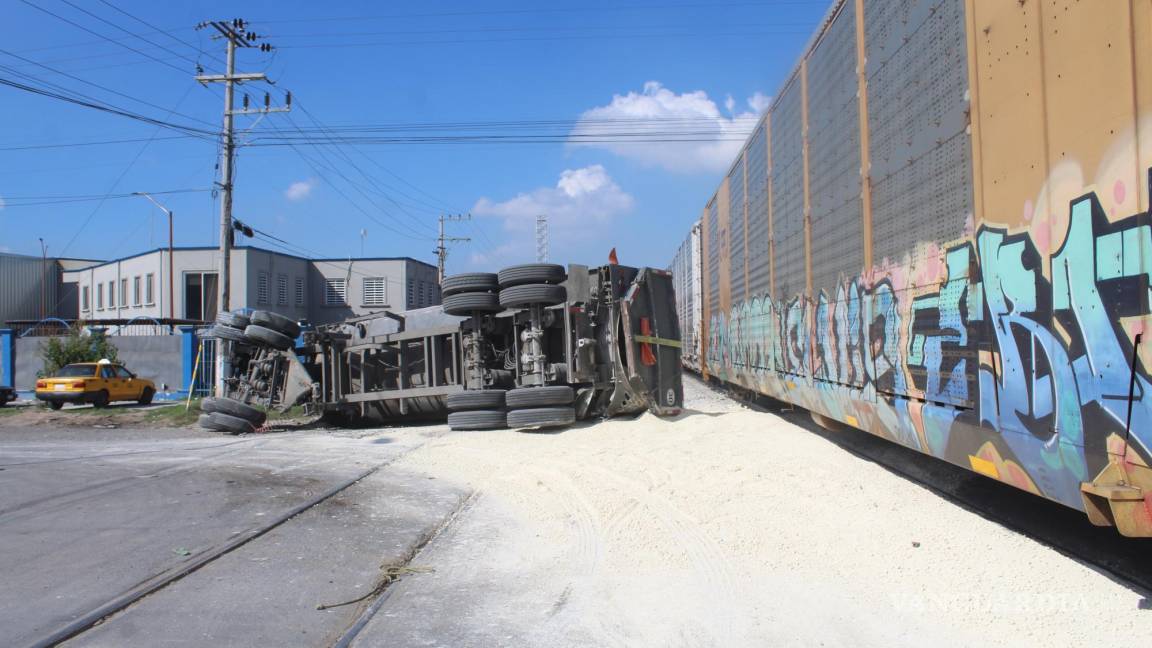 Locomotora embiste y vuelca a tráiler que se le atravesó en Saltillo (VIDEO)