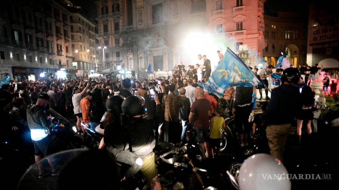 $!Nápoles olvida la sana distancia y llena sus calles tras ganar la Copa Italia (fotos)
